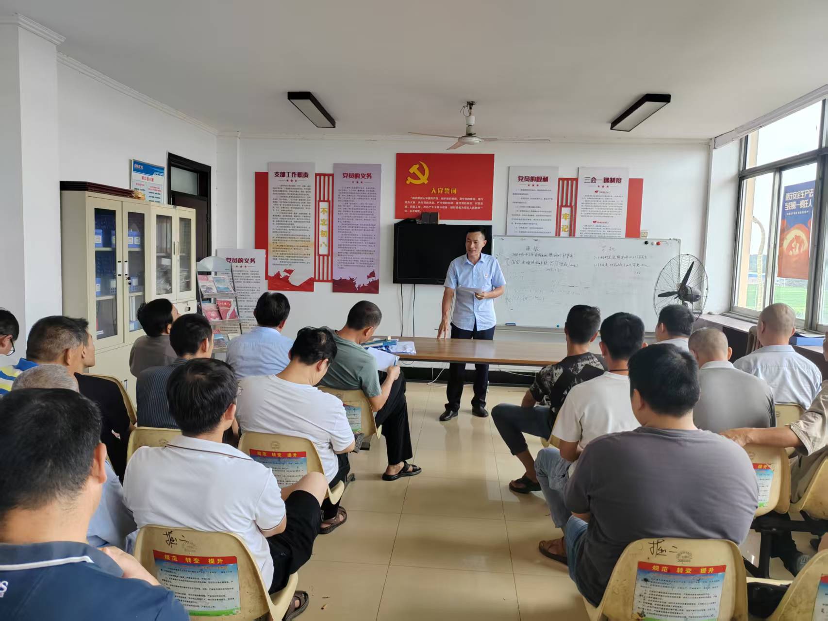金達煤礦掘二工區(qū)：“學(xué)習(xí)身邊榜樣” 激發(fā)奮進力量